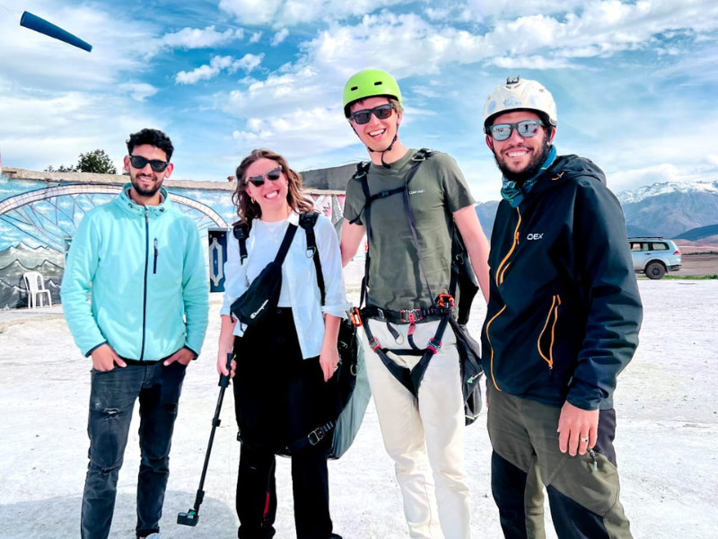Pilotes du club Paragliding Morocco sur la crête de décollage