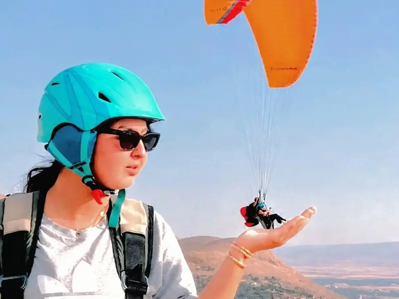 Exercice de gonflage au sol pendant un cours de parapente