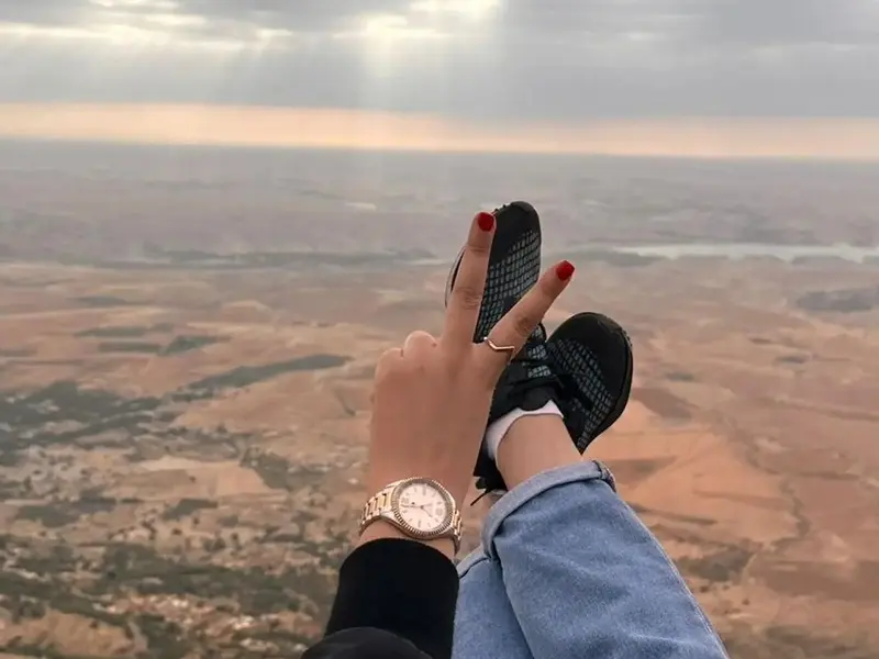Parapente au décollage depuis une colline au Maroc