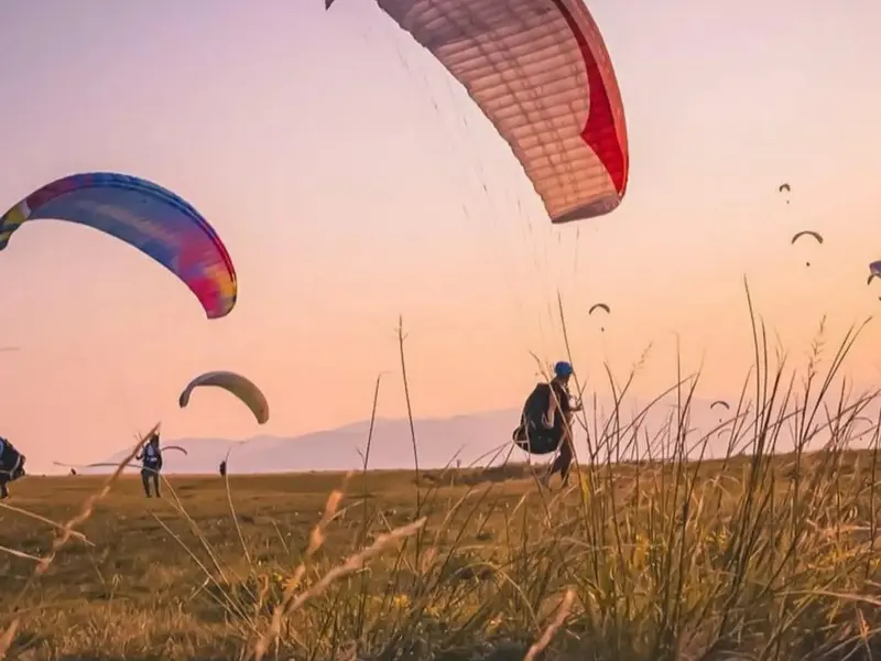 Parapente en vol le long d'une crête de l'Atlas, Maroc
